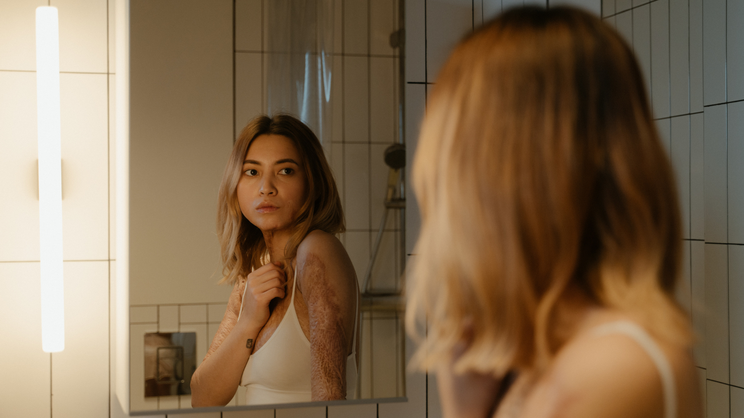 How do Silicone Gel and Sheets help Flatten Hypertrophic Scars